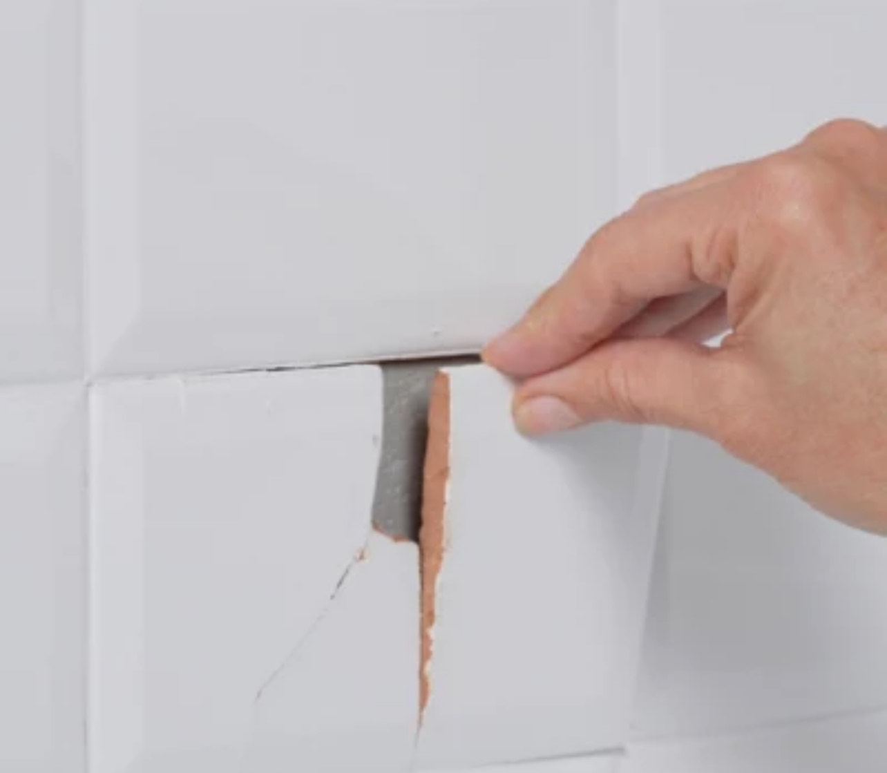 Cracked tile failure — flooring repair diagnosis by Orleans Flooring Co., Orléans