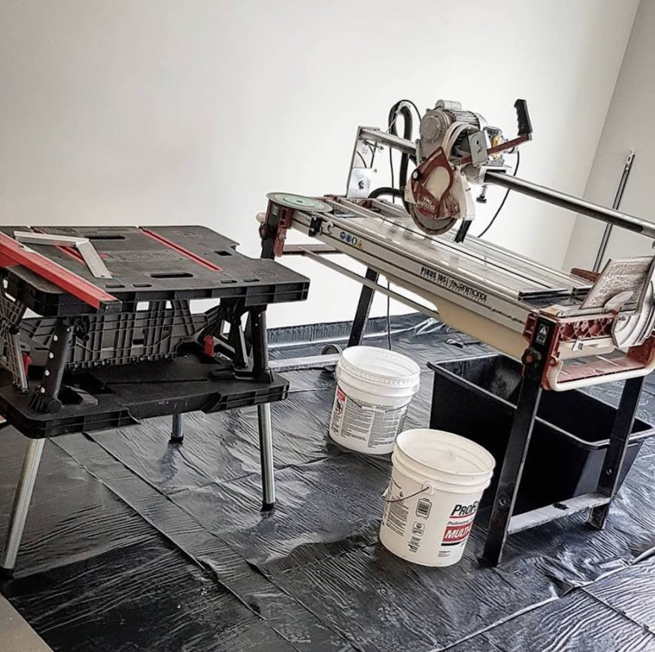 Joseph Leger operating the Raimondi Pikus 130 tile saw on a flooring jobsite in Orléans, Ottawa